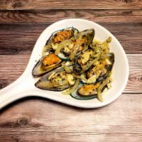 Mejillones en Vino Blanco · Greenshell mussel cooked in garlic and white wine.