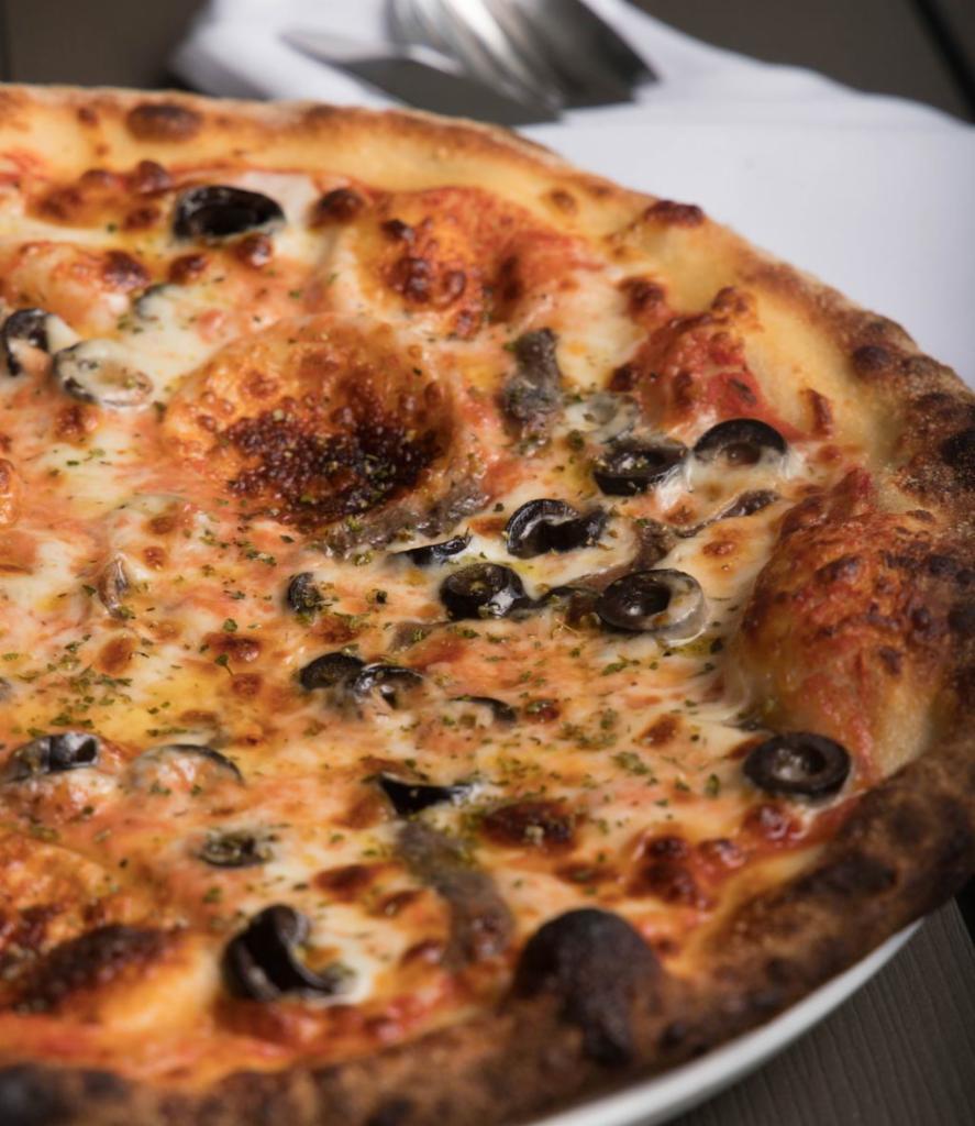 Napolitana Pizza · Tomato sauce, mozzarella, anchovies, black olive and oregano.