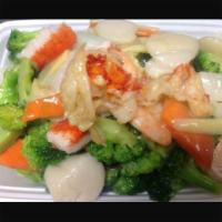 H13.  Seafood Delight · Jumbo shrimp, fresh scallop, squid ,crabmeat and vegetable in white sauce. Served with white...