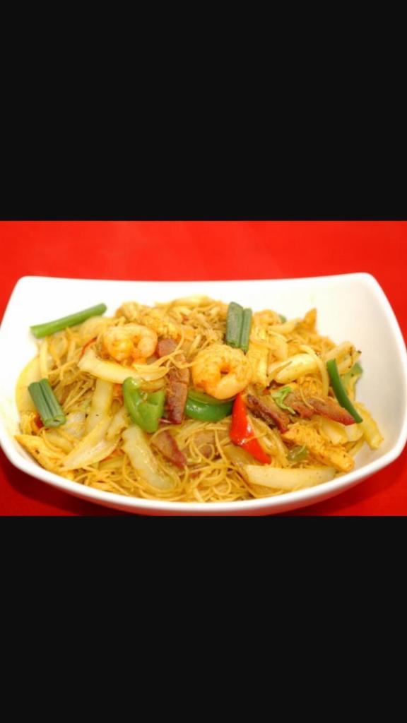 Singapore Mei Fun · Thin rice noodles. Hot and spicy. Come with Chicken,pork ,shrimp and egg with curry sauce