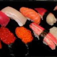 Deluxe Sushi · Maguro, hamachi, sake, Hokkigai, unagi, ikura, tobiko, kani, amaebi.