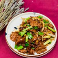 Scallion Beef 葱爆牛肉 · Sautéed with scallion and onion in a garlic brown sauce 