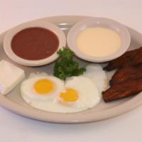 Huevos Rancheros · Ranchero eggs. Servido con platanos, frijoles, crema, cuajada y una tortilla.
