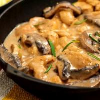 Pechuga de Pollo con Champinones · Chicken breast steak in mushrooms sauce. Servidos con dos acompanantes у una tortilla: arroz...