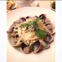 Linguine Al Vongole · cockles & little neck clams, roasted garlic & herbs, extra virgin olive oil