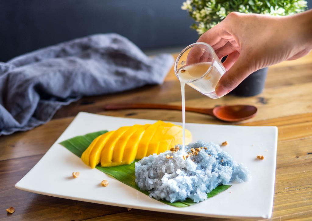 Mangoes with Sweet Sticky Rice · 