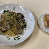 Linguini Vongole · Fresh manila clams with parsley and white wine. Fresh hot home-made bread.