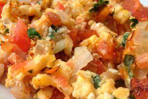 Huevos a la Mexicana · Scrambled eggs, tomatoes, green chili pepper, and potatoes.