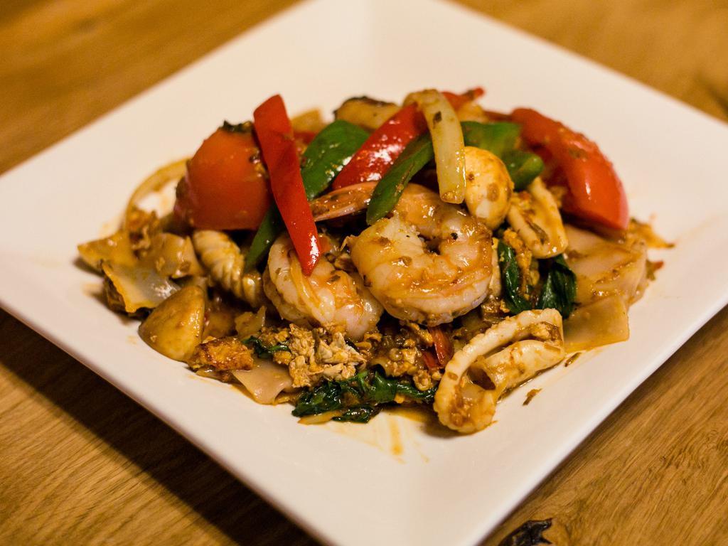 N3. Drunken Noodles · Wide rice noodles with egg, tomatoes, bell peppers, mushrooms, onions, sweet basil and chili sauce.