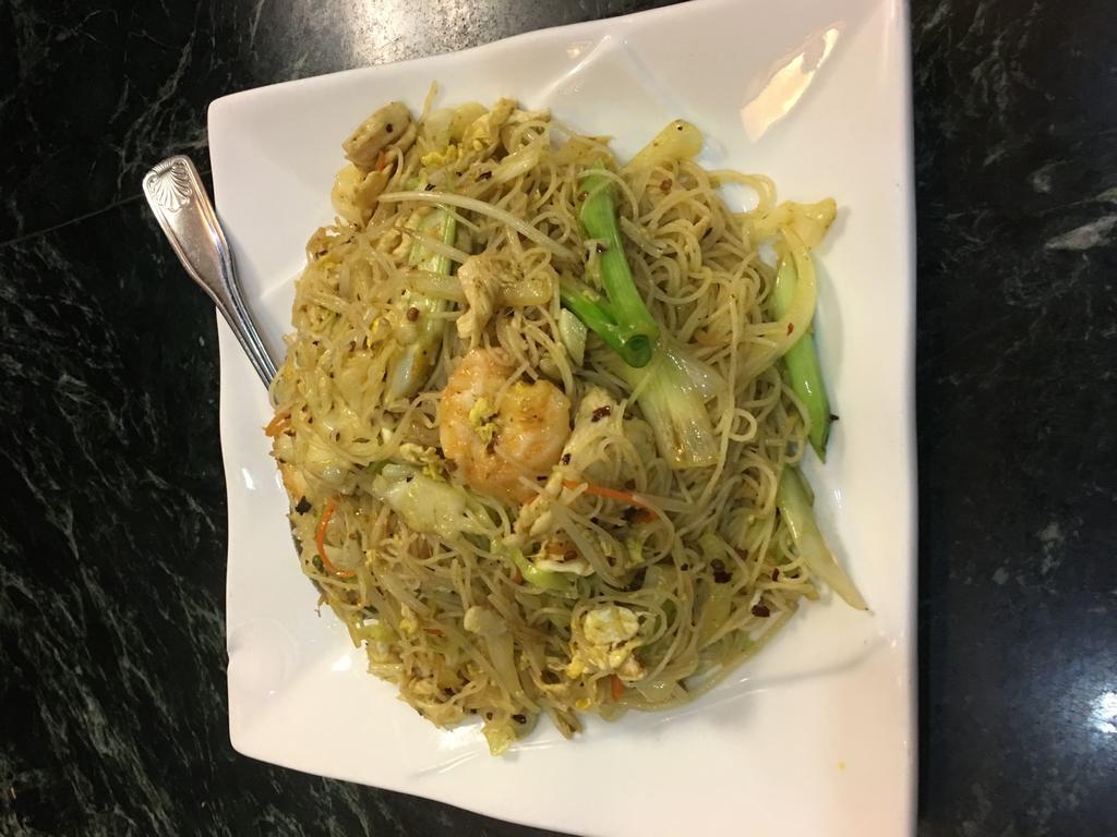 Singapore Rice Noodle with Curry · Skinny rice noodles sauteed with Chicken, shrimp, onions, carrots, celery, bean spout, cabbage and egg in curry sauce.