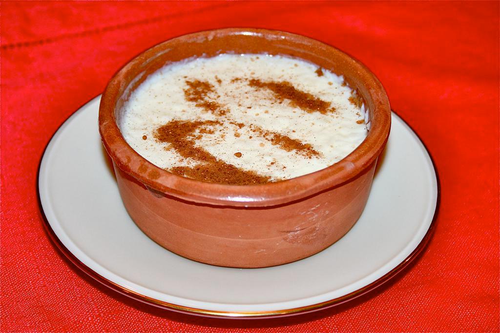 Rizogalo · Rice pudding sprinkled with cinnamon. 