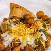 समोसा चाट मुंबिया स्टाइल  Samosa Chaat Mumbia Style · Potato and pea turnover topped with spiced chickpeas, yogurt, cilantro, mint sauce, and tama...