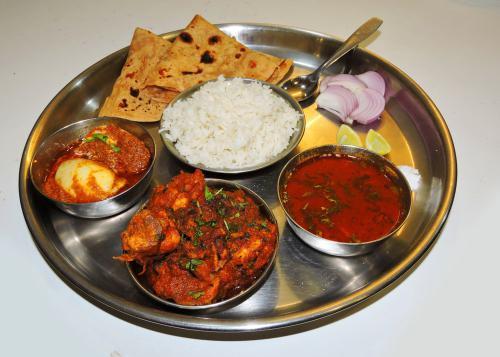 दरबारी थाली (सब्जी और मांस)  Darbari Thali ( Vegetable & Meat ) · Choice of 1 meat entree and 1 vegetable entree. Served with basmati rice and 2 made-to-order tandoori roti or naan bread.