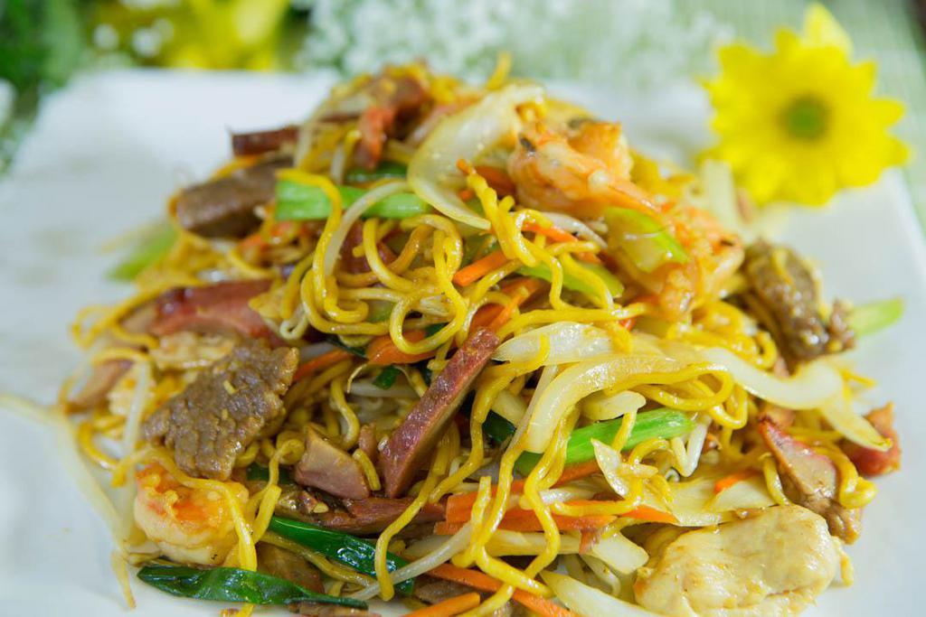 Chef Special Lo Mein · Served with soft stir fried noodles.