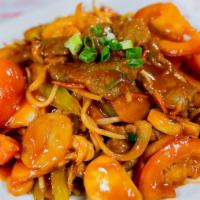 Beef Tomato Chow Mein · Served with dry noodles.
