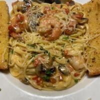 Linguine con Frutti di Mare · Prawns, mushrooms, diced tomatoes and fresh basil sauteed in light creamy lemon sauce with P...