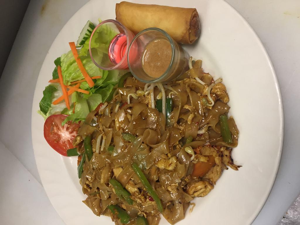 N.4 Drunken Noodle · Stir-fried flat noodles with basil leaves, egg, onions, bell peppers, carrots, tomatoes and bean sprouts with spicy sauce and hot chili. Spicy.