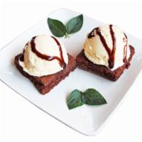 Brownie with ice cream - TORTA DE CHOCOLATE CON HELADO DE VAINILLA · 