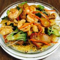 Special Double Yellow · Pan fried Chinese noodles with roast pork, chicken, shrimp and mixed vegetables.