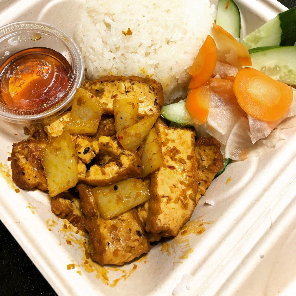 VE4. Vegan Lemongrass Tofu with Rice · Garlic, chili, onions, lettuce, cucumber, pickles, served with home-made soy sauce. Vegan. Spicy.