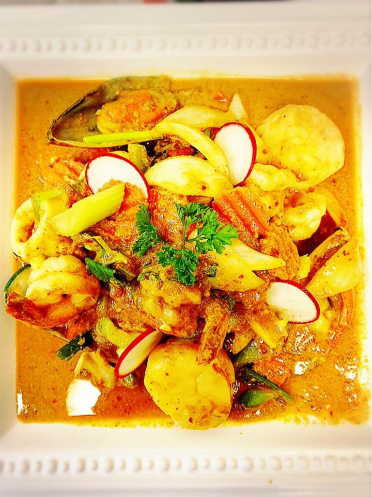 Sea World Curry · Stir-fried with mixed seafood and vegetables in special curry sauce.