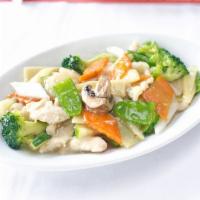 Moo Goo Gai Pan Combo · White meat chicken with vegetable. Includes a crabpuff and an egg roll.