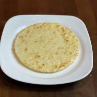 Arepa con Mantequilla · Corn cake with a layer of butter.