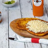 Arepa de Choclo con Queso · Sweet corn cake with cheese.
