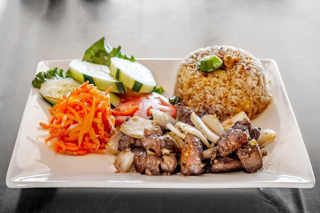 R4. Marinated Tenderloin Beef Chunks Plate · Cơm Chiên Bò Lúc Lắc
(marinated tenderloin beef chunk (Shaken Beef) with fried rice or steam rice)