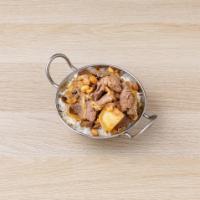 Masamun Kang · Masamun curry with coconut milk, potatoes, onions and peanuts. 
