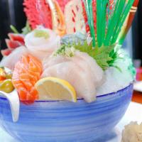 .sushi  Sashimi classic  Platter · 5 pieces sushi ,9 piece sashimi ,with tuna roll Served with your choice of side.