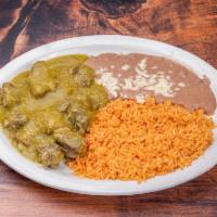 Costilla en Salsa Verde Plate · Cooked ribs with green sauce, rice beans and salad.