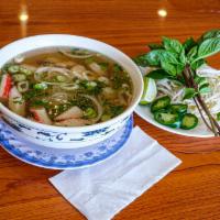 E2. Phở Đồ Biển · Seafood rice noodle soup. Shrimp, scallop and squid.
