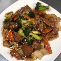 Laad Na · Wide rice noodles stir fried with eggs, carrots and broccoli in a special gravy sauce.
