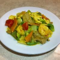 F6. Curry · Green bell pepper, red bell pepper, carrot, and white onions in yellow curry sauce. Served w...
