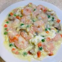 P7. Shrimp with Lobster Sauce · Shrimp with carrots, peas and mushrooms in white egg sauce. Served with choice of rice.