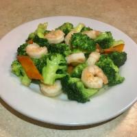 P14. Broccoli Shrimp · Shrimp, broccoli and carrots in white sauce. Served with choice of rice.