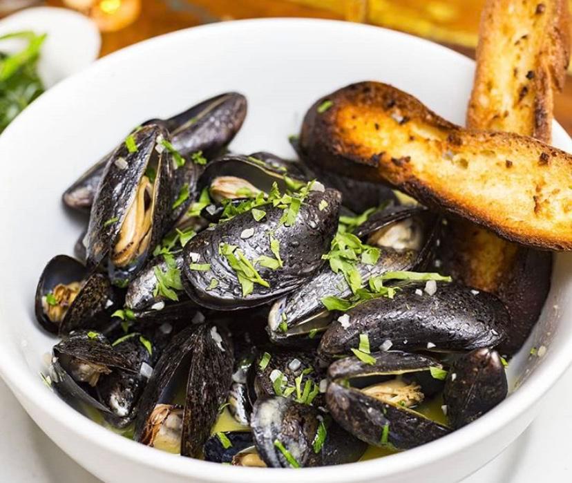 Moules Marinières Frites ou Salade Dinner · Steamed mussels with garlic, shallots, parsley, lemon and white wine broth. Served with french fries or salad.