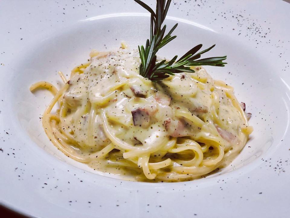 Spaghetti Carbonara · Spaghetti, peas, crispy bacon, farm eggs, pecorino cheese and light cream sauce