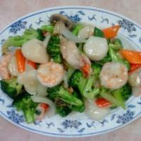 S1. Seafood Delight ·  jumbo shrimp, crab meat, scallops and mixed vegetables in a light white sauce.