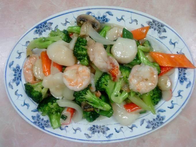 S1. Seafood Delight ·  jumbo shrimp, crab meat, scallops and mixed vegetables in a light white sauce.