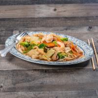 207. Hu Tieu Xao Thap Cam · Stir-fried rice noodles with broccoli, Napa, carrots, mushrooms, snow peas, shrimp, beef and...