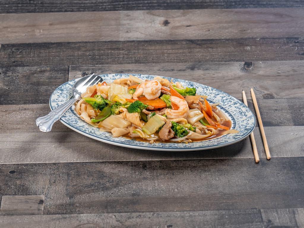 207. Hu Tieu Xao Thap Cam · Stir-fried rice noodles with broccoli, Napa, carrots, mushrooms, snow peas, shrimp, beef and chicken.