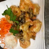 18. Walnut Shrimp Plate · Honey walnut shrimp with special mayonnaise.