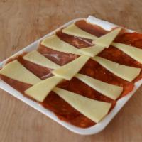 Plato de Jamon, Queso y Chorizo · 4 personas. Plate of Serrano ham, manchego cheese and cantimpalo sausage. For 4 people.