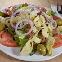 Ensalada Iberica · Lettuce,Tomato,Onion,Olives,Artichoke,Serrano Ham and Manchego Cheese