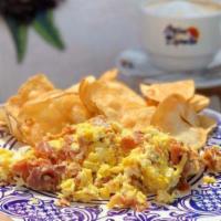 Huevos Revueltos con Jamon Serrano y Patatas Fritas · Incluye 1 cafe con leche. Scrambled eggs with Serrano ham and fried natural potato chip incl...
