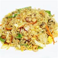 S3. Singapore Rice Noodle  · Stir-fried BBQ pork, shrimp, egg, broccoli, carrot, onion, and cabbage. 