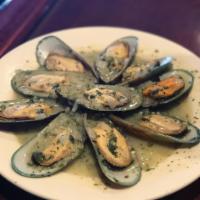 Mejillones en Salsa Verde · Mussels in green sauce.