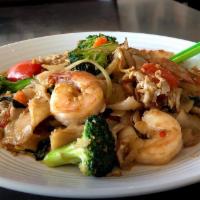 Pad Kee Mao · Stir-fried broad rice noodles with egg, Thai basil, broccoli, bell pepper, tomato, carrot, g...